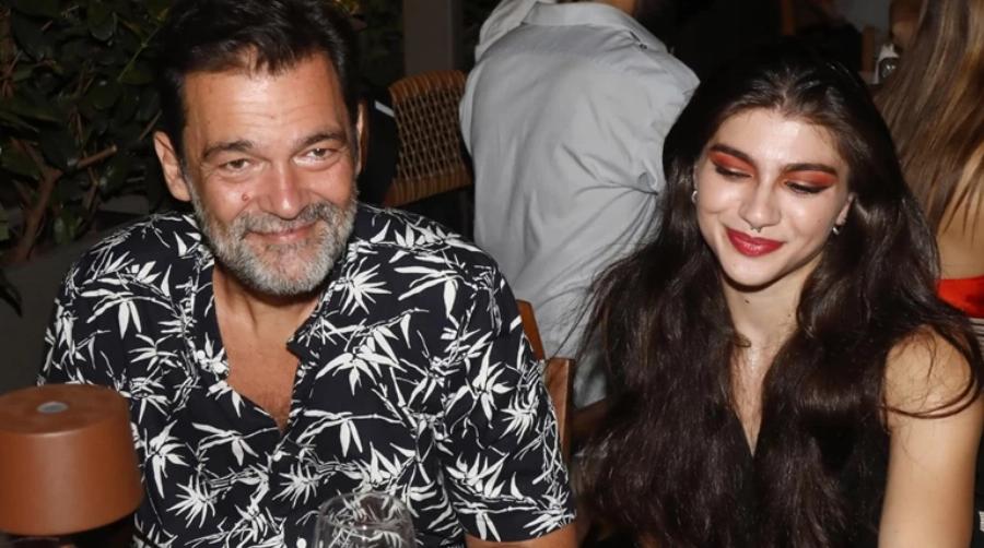 Κωνσταντίνος Καζάκος: Οι διάσημοι γονείς, οι 2 χωρισμοί, η κόρη που είναι ίδια με την Καρέζη και η 23χρονη σύντροφος