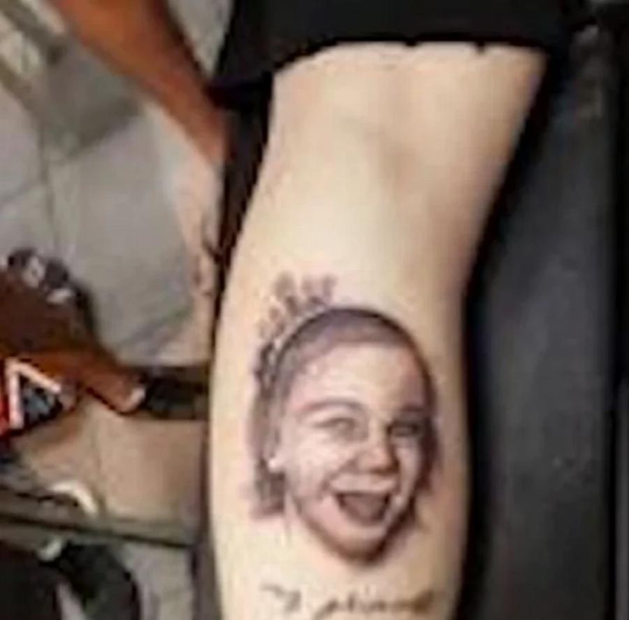 Η φράση «Life goes on» και η περίπτωση της Τζωρτζίνας: Αυτά είναι τα τατουάζ της Ρούλας Πισπιρίγκου για τα νεκρά παιδιά