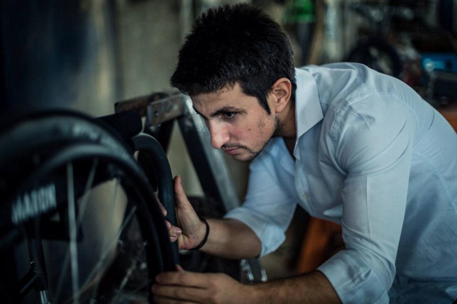 Έλληνας μηχανικός: Φτιάχνει χειροποίητα αναπηρικά αμαξίδια και βελτιώνει τη ζωή ατόμων με αναπηρία