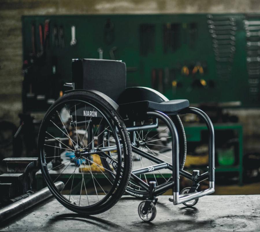 Έλληνας μηχανικός: Φτιάχνει χειροποίητα αναπηρικά αμαξίδια και βελτιώνει τη ζωή ατόμων με αναπηρία