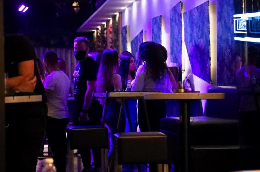 Νέα εποχή: Ανεμβολίαστοι στην εστίαση χωρίς rapid για 4 μήνες