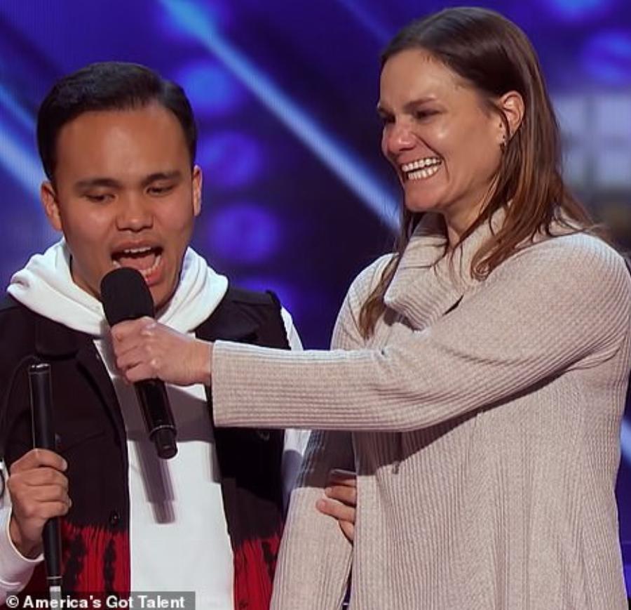 Τυφλό Αγόρι με Αυτισμό: Τραγουδά σαν όμορφα και όλος ο κόσμος υποκλίνεται