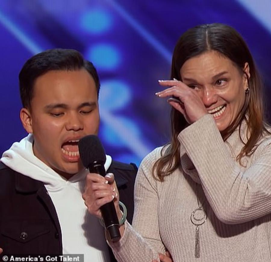 Τυφλό Αγόρι με Αυτισμό: Τραγουδά σαν όμορφα και όλος ο κόσμος υποκλίνεται