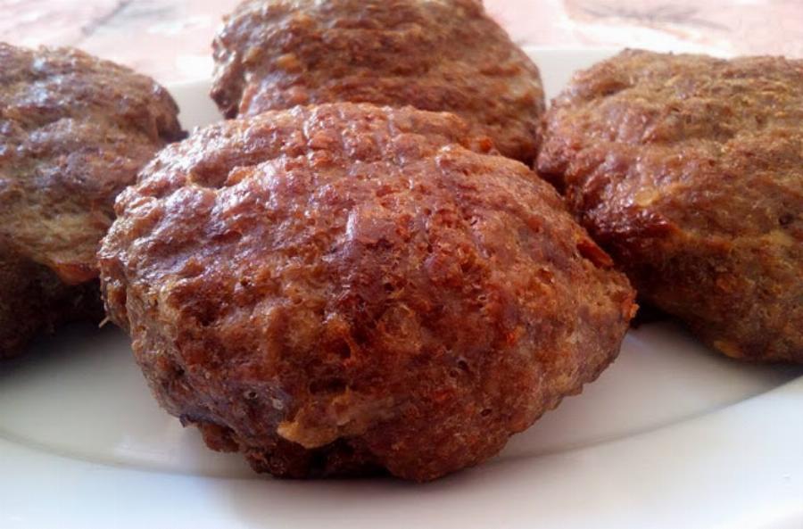 Αφράτα μπιφτέκια: Η ιδανική συνταγή χωρίς ψωμί για να γίνουν ελαφριά και ζουμερά