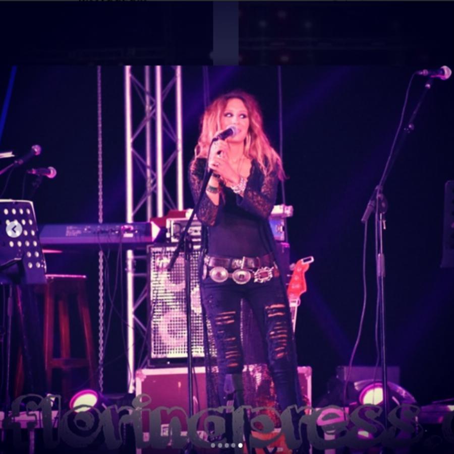 Γέννησε η σύντροφός του Νίκου Καρβέλα: Πατέρας για τρίτη φορά στα 70 του