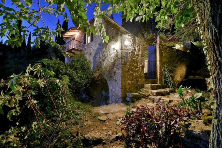 Σπίτι Νίκου Καζαντζάκη: Η ανακαίνιση που εντυπωσιάζει, η τρομερή αυλή, το πανέμορφο εσωτερικό και η τιμή πώλησής του