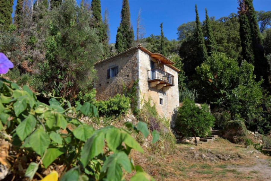 Σπίτι Νίκου Καζαντζάκη: Η ανακαίνιση που εντυπωσιάζει, η τρομερή αυλή, το πανέμορφο εσωτερικό και η τιμή πώλησής του