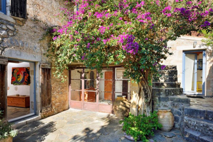 Σπίτι Νίκου Καζαντζάκη: Η ανακαίνιση που εντυπωσιάζει, η τρομερή αυλή, το πανέμορφο εσωτερικό και η τιμή πώλησής του