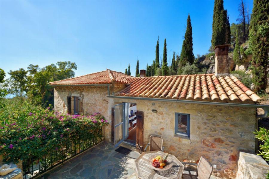 Σπίτι Νίκου Καζαντζάκη: Η ανακαίνιση που εντυπωσιάζει, η τρομερή αυλή, το πανέμορφο εσωτερικό και η τιμή πώλησής του