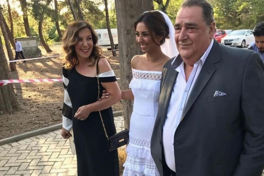 Βασίλης Καρράς: Η καστανομάλλα – κούκλα σύζυγος του και η κόρη τους, που είναι ίδια με τη μαμά