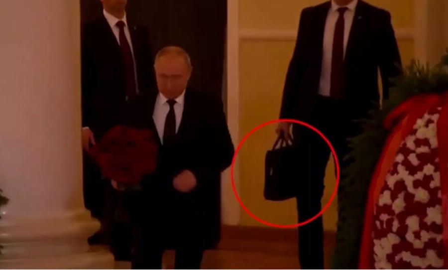 “Έχει μέσα τους κωδικούς για τα πυρηνικά;”: Παγκόσμιος σάλος με τη βαλίτσα που κουβαλάει παντού μαζί του ο Πούτιν