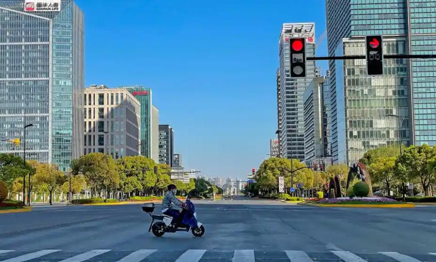 Ανεξέλεγκτη η κατάσταση στη Σανγκάη – Πολίτες συγκρούονται με αστυνομικούς στους δρόμους για το Lockdown