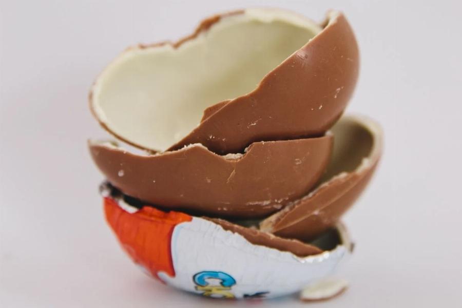 Συναγερμός σε όλη την Ευρώπη για τα κρούσματα σαλμονέλας από σοκολατένια αυγά Kinder Surprise