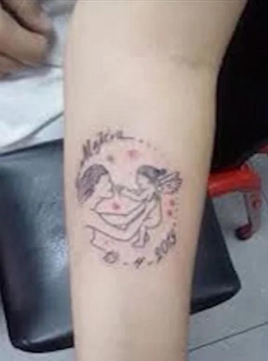 Η φράση «Life goes on» και η περίπτωση της Τζωρτζίνας: Αυτά είναι τα τατουάζ της Ρούλας Πισπιρίγκου για τα νεκρά παιδιά