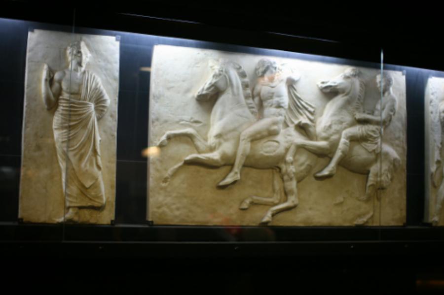 Χιλή: Ο σταθμός μέτρο που ονομάζεται Ελλάδα και είναι γεμάτος Αρχαία έργα τέχνης