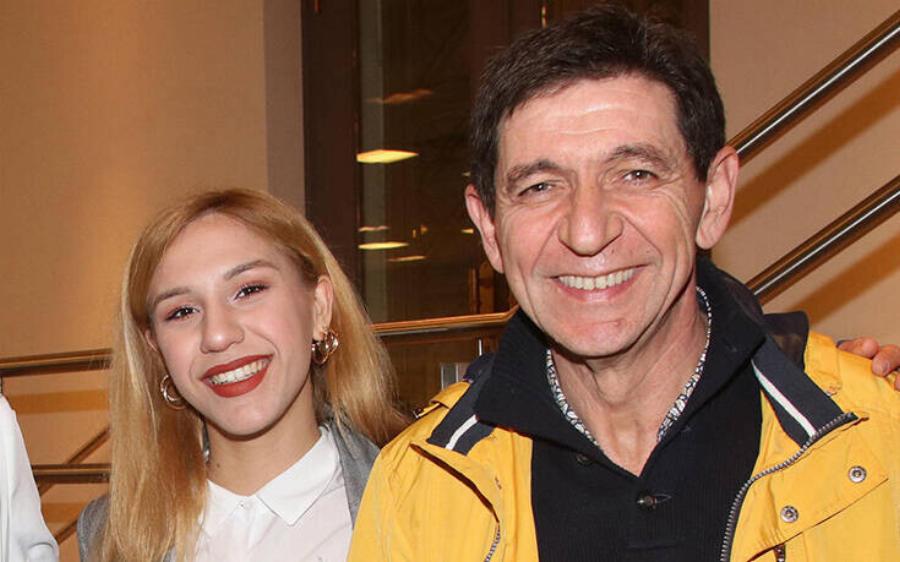 Γεράσιμος Σκιαδαρέσης – Μπέσυ Μάλφα: Οι δίδυμες κόρες τους μεγάλωσαν και εντυπωσιάζουν