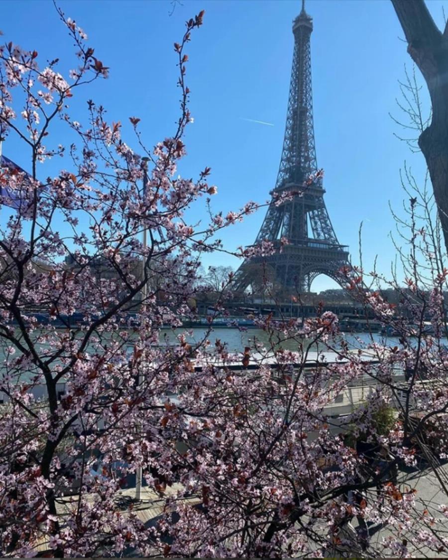 Τατιάνα Στεφανίδου: Ποζάρει με στιλ παριζιάνας με φόντο τον Πύργο του Άιφελ στην πόλη του φωτός