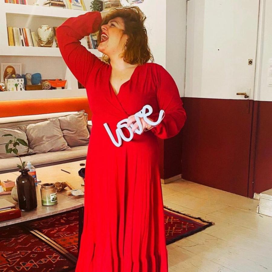 Δανάη Μπάρκα: Το ζεστό σαλόνι, η παραμυθένια  λευκή βιβλιοθήκη και η αγαπημένη της γωνιά