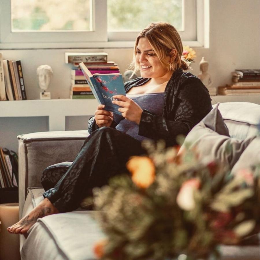 Δανάη Μπάρκα: Το ζεστό σαλόνι, η παραμυθένια  λευκή βιβλιοθήκη και η αγαπημένη της γωνιά