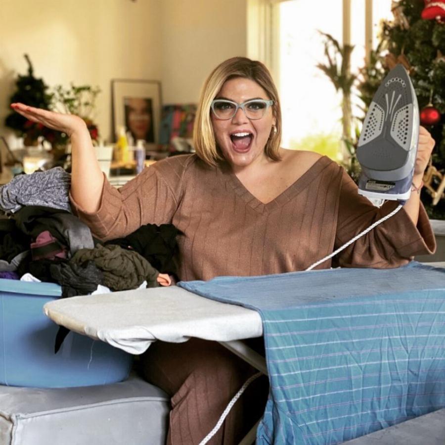 Δανάη Μπάρκα: Το ζεστό σαλόνι, η παραμυθένια  λευκή βιβλιοθήκη και η αγαπημένη της γωνιά