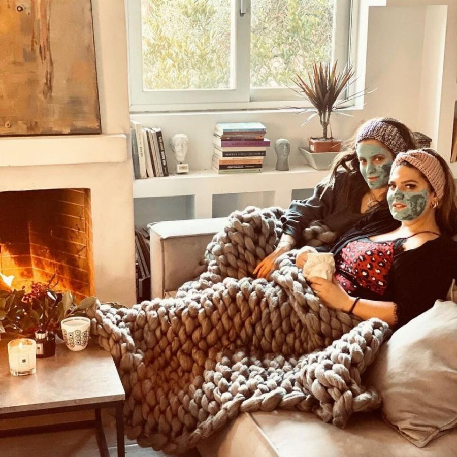 Δανάη Μπάρκα: Το ζεστό σαλόνι, η παραμυθένια  λευκή βιβλιοθήκη και η αγαπημένη της γωνιά