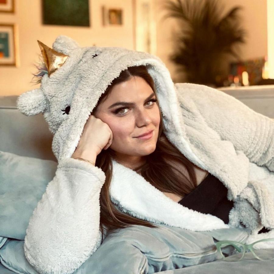 Δανάη Μπάρκα: Το ζεστό σαλόνι, η παραμυθένια  λευκή βιβλιοθήκη και η αγαπημένη της γωνιά