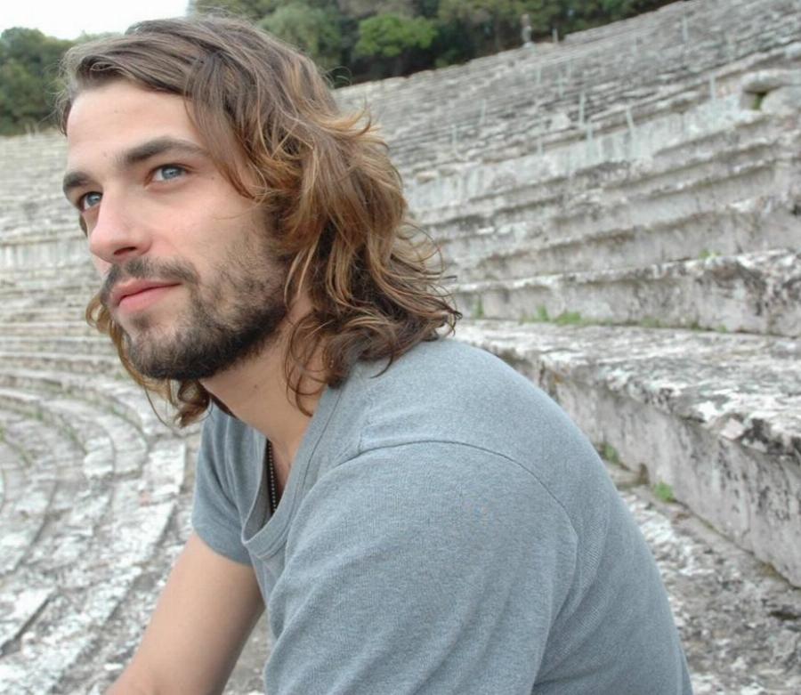 Αποστόλης Τότσικας: Η ακαταμάχητη γοητεία, ο μυστικός γάμος, η διαφορά ηλικίας με τη γυναίκα του και τα δίδυμα παιδιά του