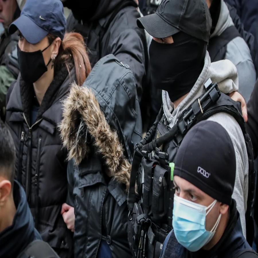 Ρούλα Πισπιρίγκου: Με κουκούλα, αλεξίσφαιρο και σκυμμένο το κεφάλι έφτασε στην Ευελπίδων