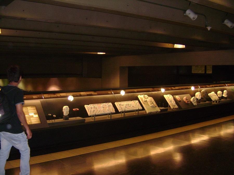 Χιλή: Ο σταθμός μέτρο που ονομάζεται Ελλάδα και είναι γεμάτος Αρχαία έργα τέχνης