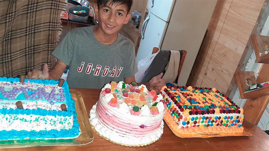 Μπράβο παλικάρι μου: 10χρονος με σοβαρά εγκαύματα πληρώνει μόνος του, τις επεμβάσεις του φτιάχνοντας τούρτες