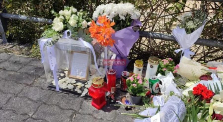 Βαρύ πένθος στη Κεφαλονιά: Μηνύματα αγάπης, λουλούδια και κεριά στο σημείο που έφυγε ο 17χρονος