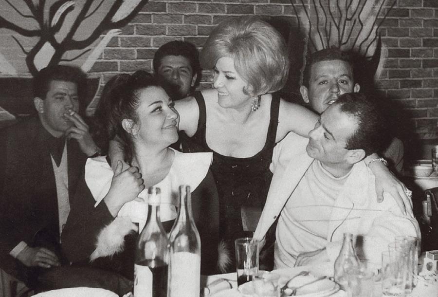 Καίτη Γκρέυ: Οι θετοί γονείς, οι αρραβώνες με τον Καζαντζίδη, ο έρωτας με τον Μπάρκουλη, τα ατελείωτα τραγούδια και η απομόνωση