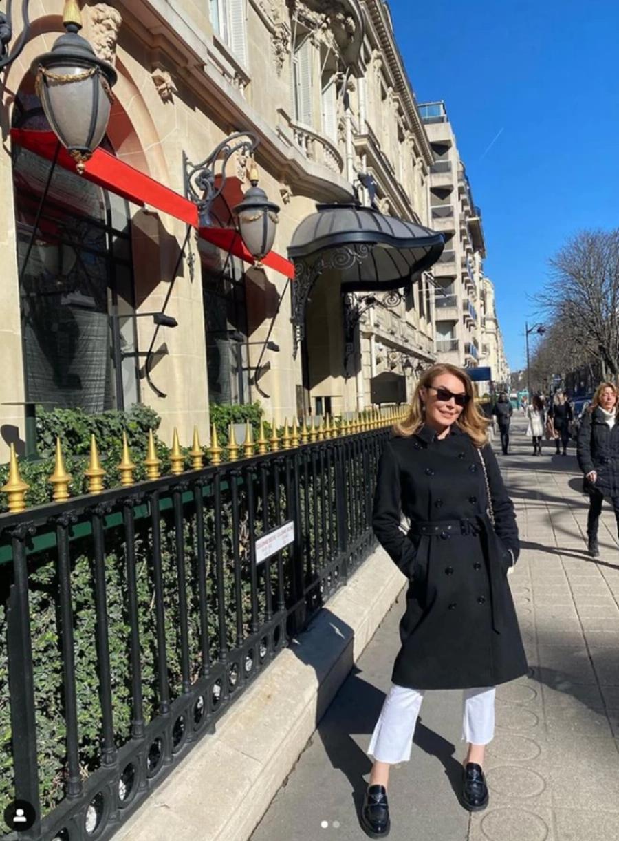 Τατιάνα Στεφανίδου: Ποζάρει με στιλ παριζιάνας με φόντο τον Πύργο του Άιφελ στην πόλη του φωτός
