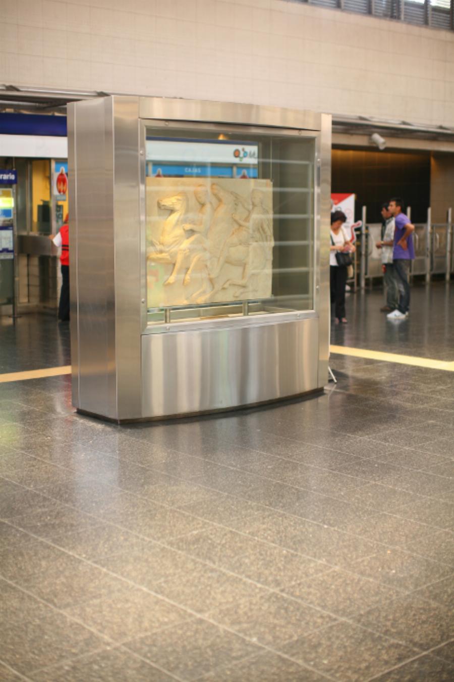 Χιλή: Ο σταθμός μέτρο που ονομάζεται Ελλάδα και είναι γεμάτος Αρχαία έργα τέχνης
