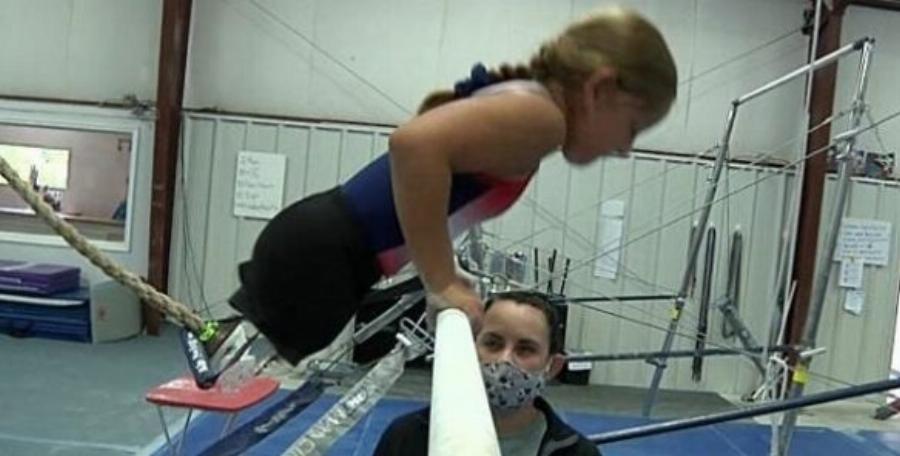 Κορίτσι χωρίς πόδια: 8χρονη κάνει το όνειρό της πραγματικότητα και γίνεται αθλήτρια γυμναστικής