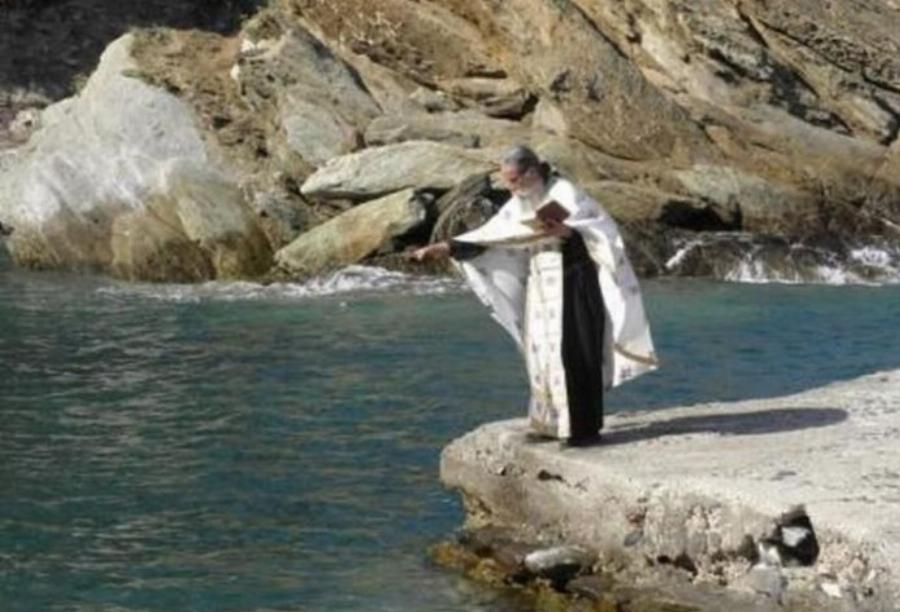 Αναξιόπιστη διήγηση περί μοναχού που «αναδύεται από τη θάλασσα» ανακοινοποιείται συχνά στο Facebook