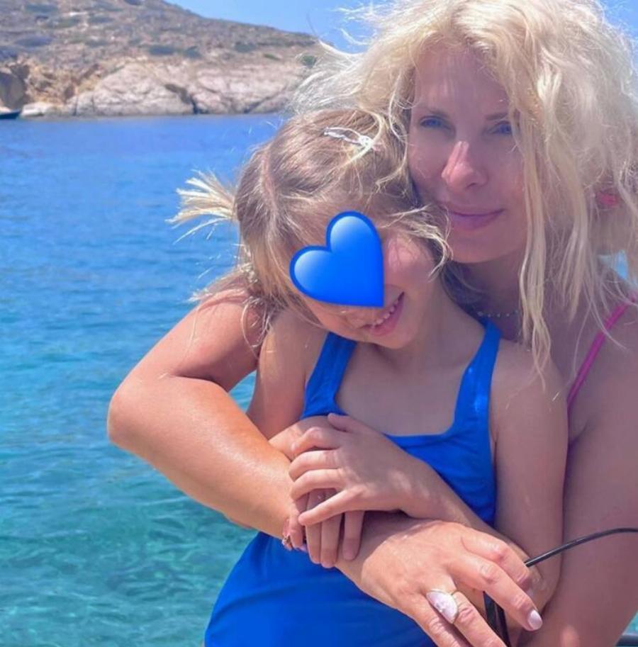 Ελένη Μενεγάκη: Η κόρη της, Μαρίνα Παντζοπούλου, μεγάλωσε και η ομοιότητα με τη μαμά της είναι πραγματικά εκπληκτική