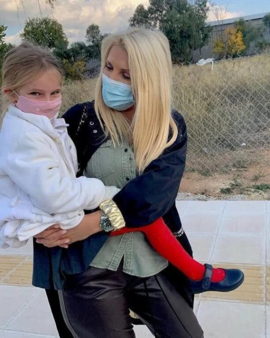 Ελένη Μενεγάκη: Η κόρη της, Μαρίνα Παντζοπούλου, μεγάλωσε και η ομοιότητα με τη μαμά της είναι πραγματικά εκπληκτική