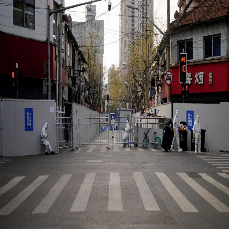 Ανεξέλεγκτη η κατάσταση στη Σανγκάη – Πολίτες συγκρούονται με αστυνομικούς στους δρόμους για το Lockdown