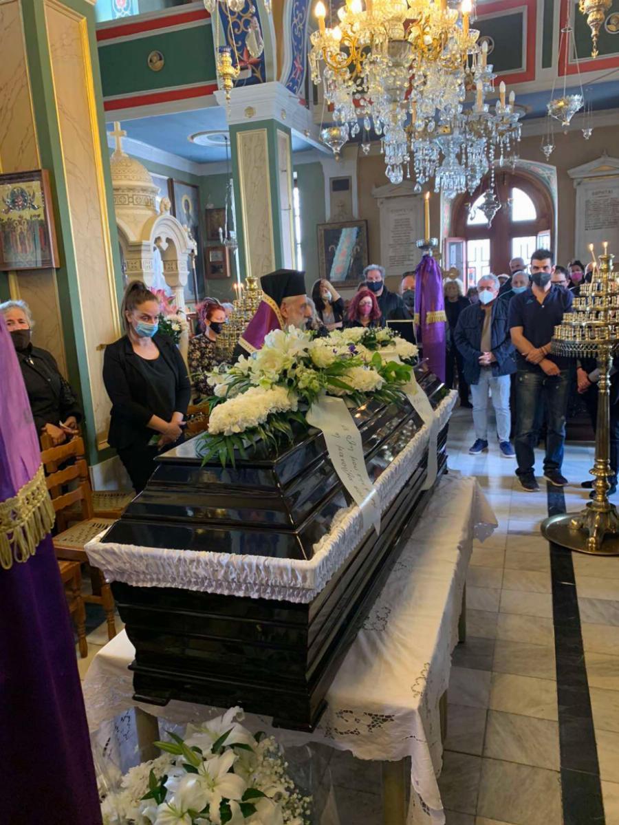 Θρήνος στην κηδεία του 52χρονου αγιογράφου που δολοφόνησε ο 90χρονος γείτονάς του στην Τήνο