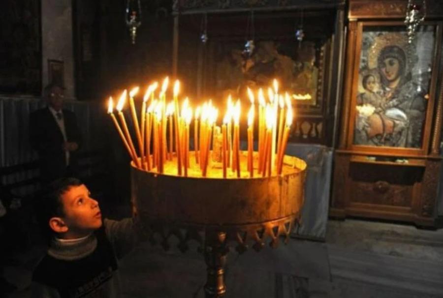 Σπουδαία τα λόγια της προσευχής: Η ευχή κατά της βασκανίας στα μικρά παιδιά