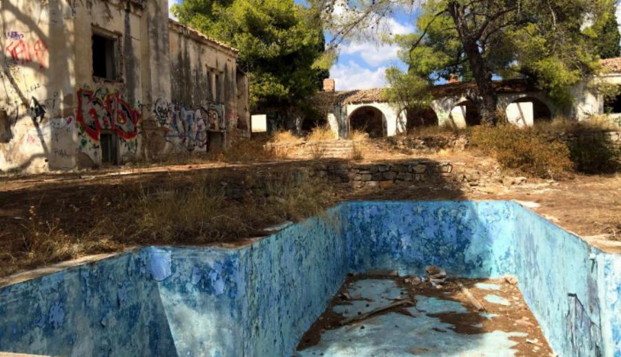 Βίλα «φάντασμα»: Το ιστορικό αρχοντικό της Αλίκης στην Παλλήνη ρημάζει