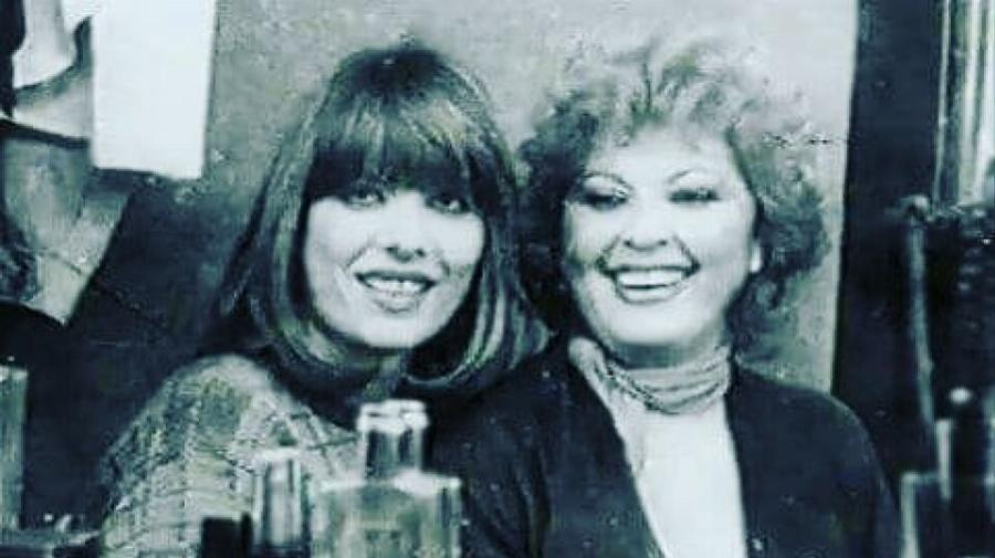 Κατερίνα Στανίση: Τα φτωχικά χρόνια, το ξύλο από τον άντρα της, οι οικονομικές δυσκολίες, η κατάθλιψη και ο άνθρωπος που έφυγε στα χέρια της