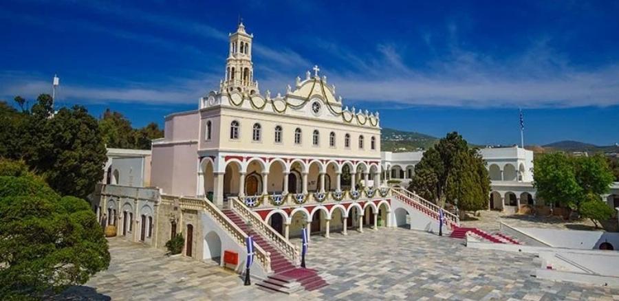 Συγκλονίζει η ιστορία μουσουλμάνας που έγινε μοναχή στην Τήνο