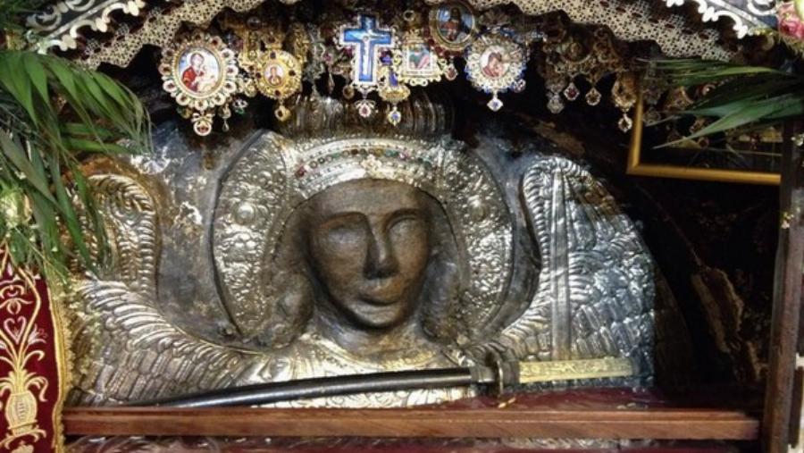 Μέγα το θαύμα του Ταξιάρχη: Η συγκλονιστική ιστορία της εμφάνισής του – «Βασίλη, μη φοβάσαι. Εγώ θα οδηγώ στην εγχείρηση το χέρι του γιατρού»