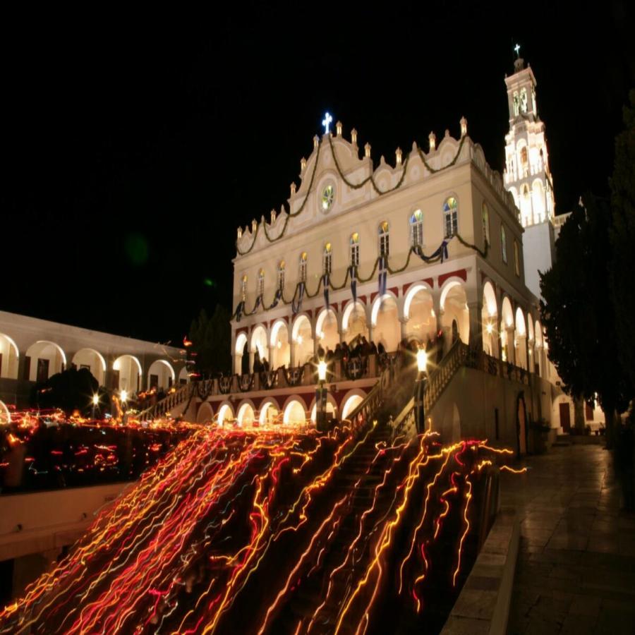 Μέγα το θαύμα της Παναγίας της Τήνου: Η εικόνα της Παναγίας και τα θαύματα στους πονεμένους