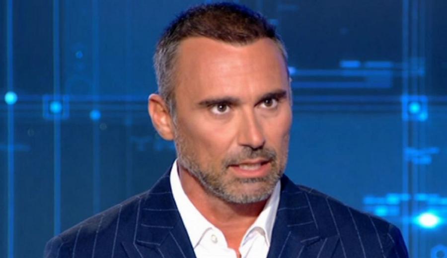 Γιώργος Καπουτζίδης: «Ως γκέι έχω βιώσει έρωτες ωραίους, σχέσεις, χωρισμούς αλλά δεν μπορώ να τα διηγηθώ»