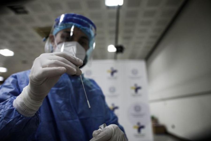 Κίνα: Γιαγιά χτυπάει με τη μαγκούρα άνδρα που την πλησιάζει για να της κάνει rapid test