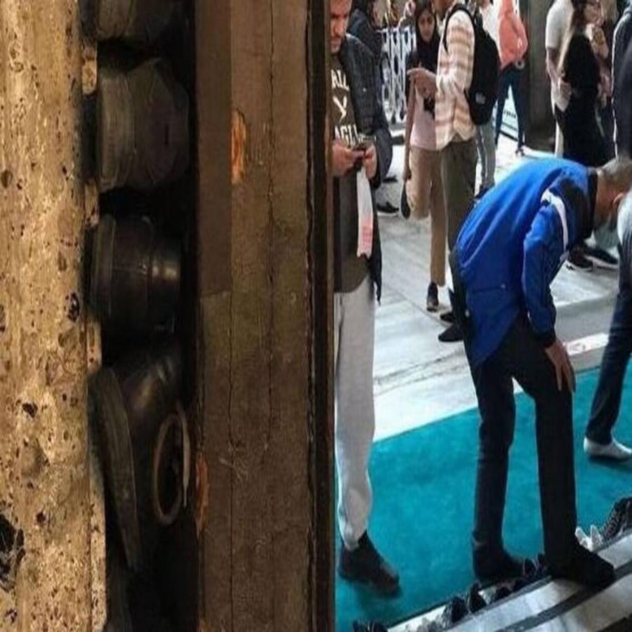 Μόνο τυχαίο δεν ήταν: Νέες εικόνες ντροπής με παπούτσια χωμένα σε εσοχές του ναού της Αγίας Σοφίας