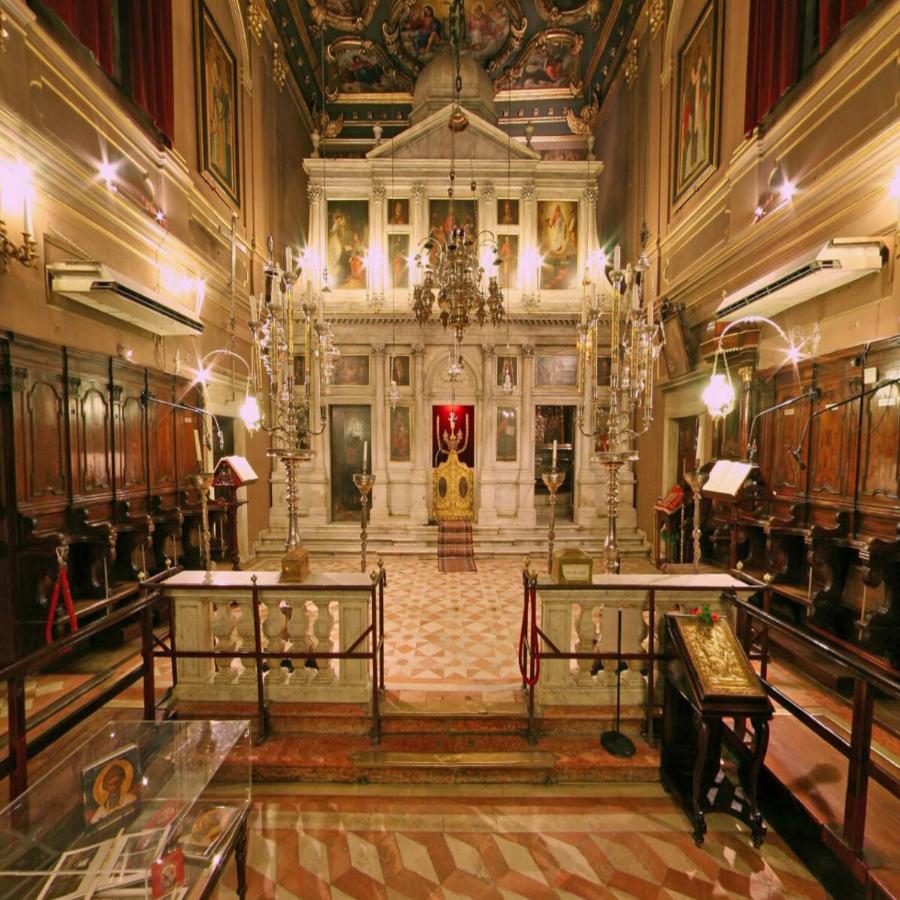 Έτρωγαν σουβλάκια πάνω από το σκήνωμα του Αγίου Σπυρίδωνα: Χαμός στην Κέρκυρα